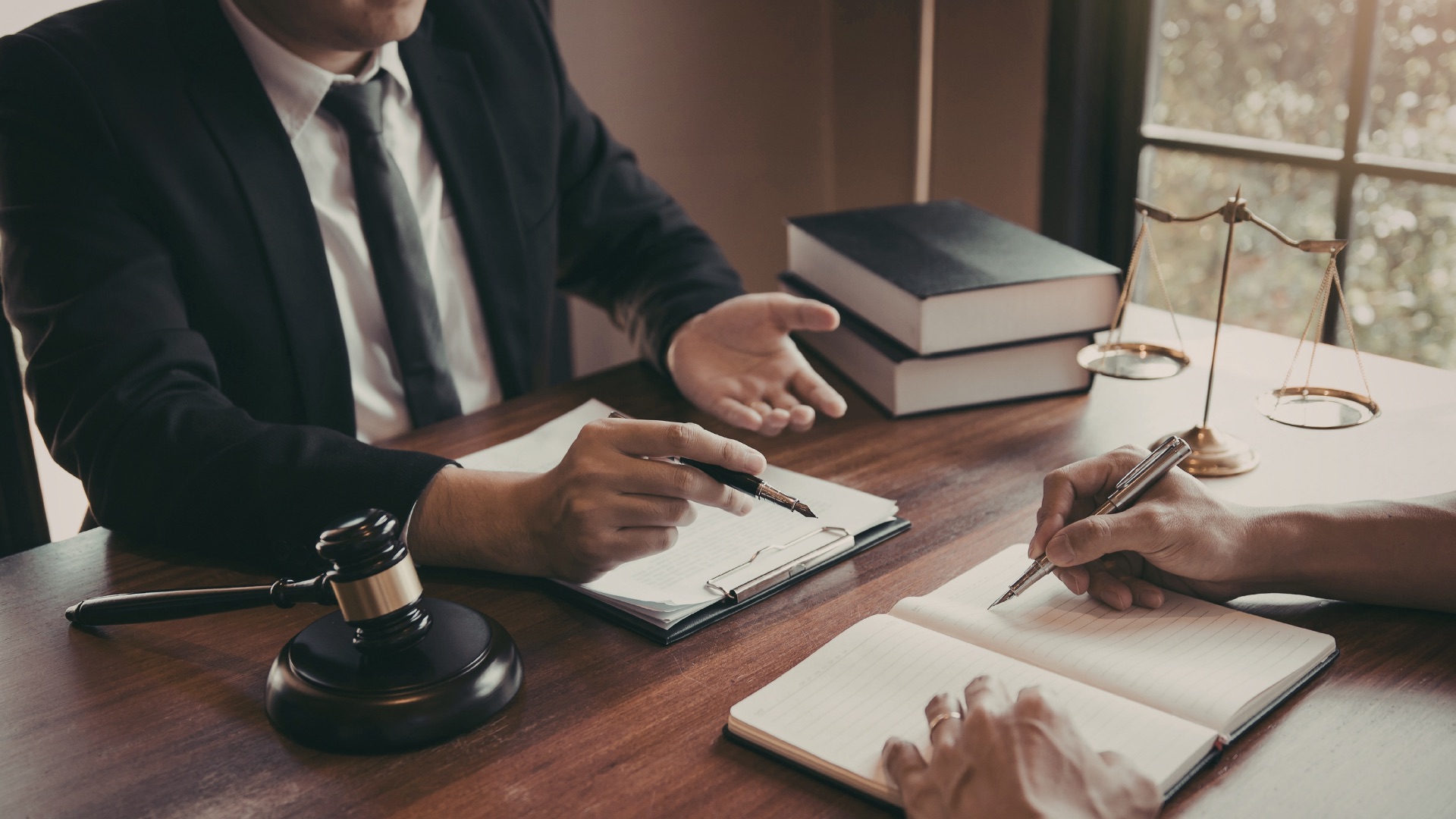 Professionista bancario in ufficio moderno che presenta documenti a cliente seduto di fronte